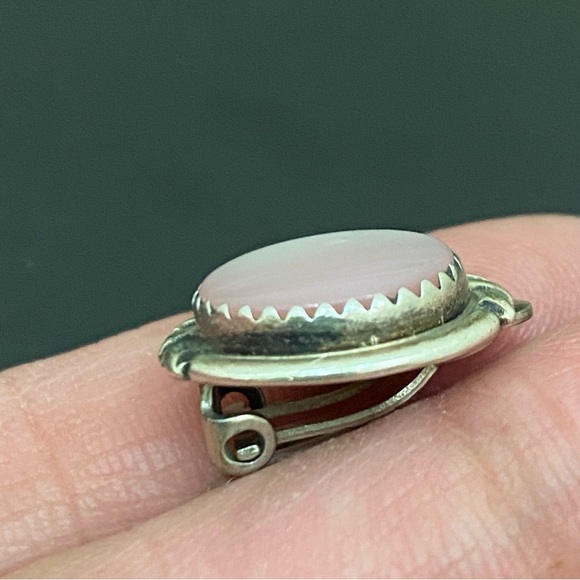 Vintage Unsigned Sterling Silver Pinkish Mother of Pearl Clip On Earrings 5.3g - Picture 10 of 12